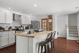 Cozy Farmhouse • Rural Views & Modern Kitchen