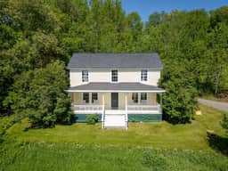 Cozy Farmhouse • Rural Views & Modern Kitchen