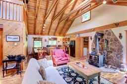 Cozy Rustic Log Cabin • Perfect Catskills Stay
