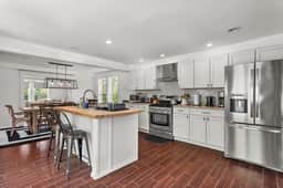 Cozy Farmhouse • Rural Views & Modern Kitchen