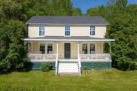 Cozy Farmhouse • Rural Views & Modern Kitchen - Image 1