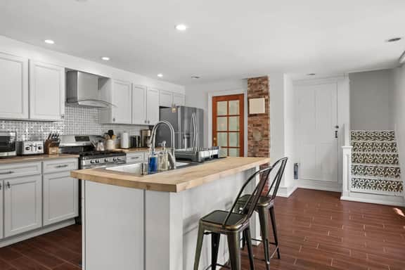 Cozy Farmhouse • Rural Views & Modern Kitchen