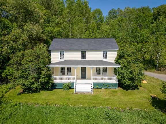 Cozy Farmhouse • Rural Views & Modern Kitchen
