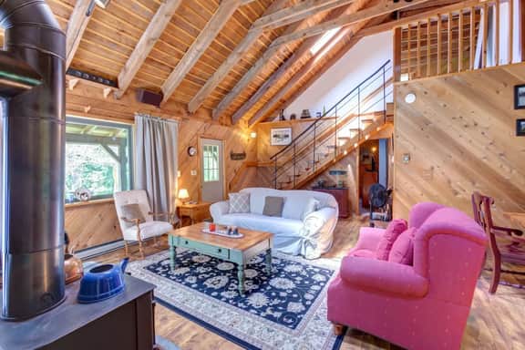 Cozy Rustic Log Cabin • Perfect Catskills Stay