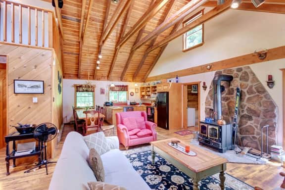 Cozy Rustic Log Cabin • Perfect Catskills Stay