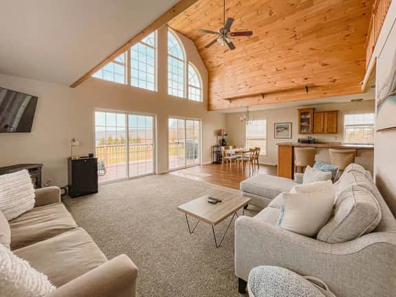 Cozy Catskills • Panoramic Views & Year-Round Fun