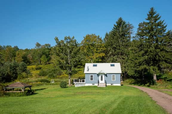 4 Season Adventure Hub • Hiking, Views & Campfires