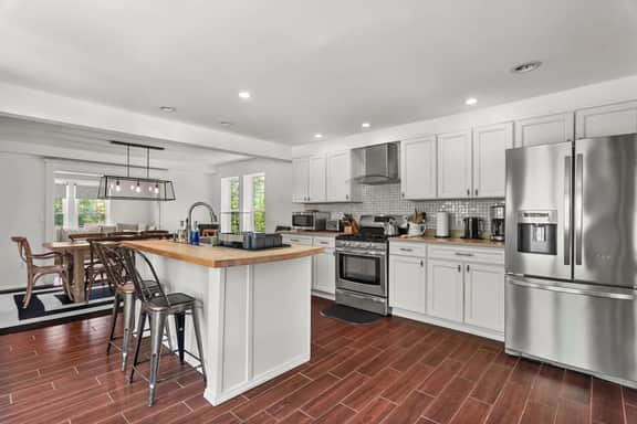 Cozy Farmhouse • Rural Views & Modern Kitchen