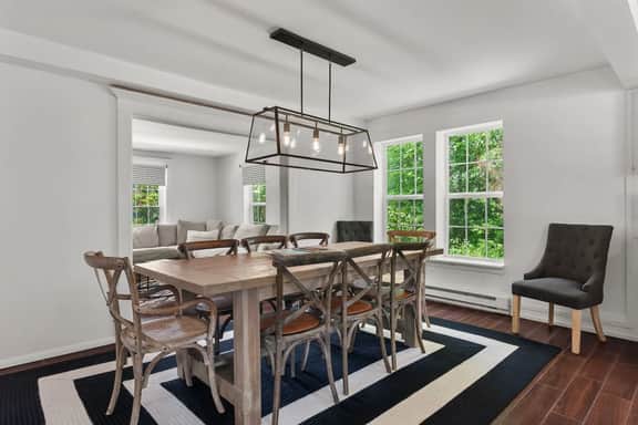 Cozy Farmhouse • Rural Views & Modern Kitchen