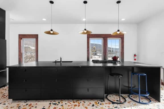Luxe 3BR Getaway for 4 Seasons - Image 5