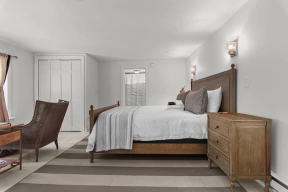 Cozy Farmhouse • Rural Views & Modern Kitchen