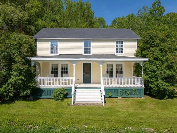 Cozy Farmhouse • Rural Views & Modern Kitchen